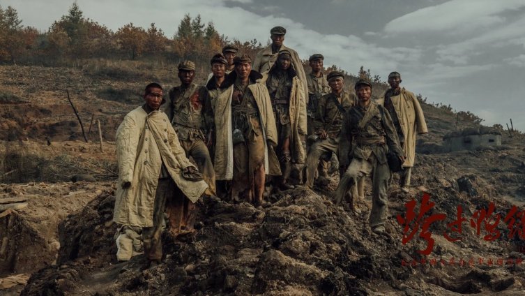 【电视剧跨过鸭绿江还原战争爆炸场面】“炸!”一声令下,他们冒着“炮火”向前冲!在电视剧《跨